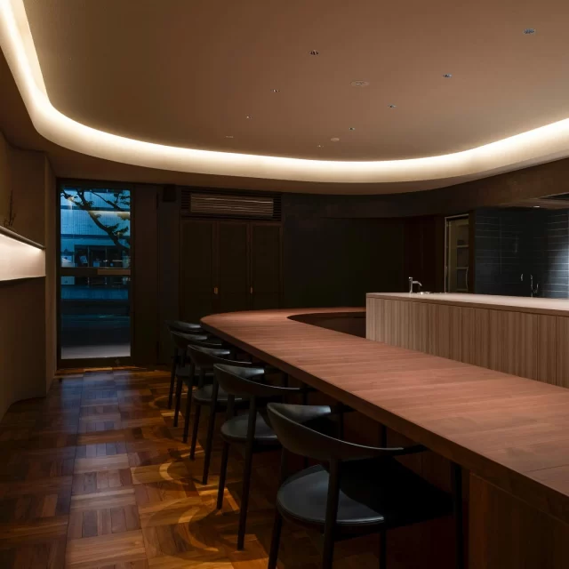 MOVEDESIGNのウェブサイトへ今年5月に完成しましたRestaurant Présageをアップ致しました。プロフィールよりウェブへアクセス頂きご覧いただければと思います。

横田氏が唐津の食材に惚れ込みオープンしたレストランはこれまで出会ったことがない食を予感させてくれます。

是非、唐津とRestaurant Présageをお楽しみ下さい🙇

写真 / loop photo creative / 水崎浩志

#movedesign #architecture #architect #architecturedesign #interiordesign #interior #shopdesign #spacedesign #branding #graphicdesign #rogodesign #rogo #店舗設計 #店舗デザイン #店舗設計 #店舗内装 #デザイン #空間デザイン #空間 #内装 #内装設計 #唐津 #唐津グルメ #フレンチ #frenchie #横田悠一